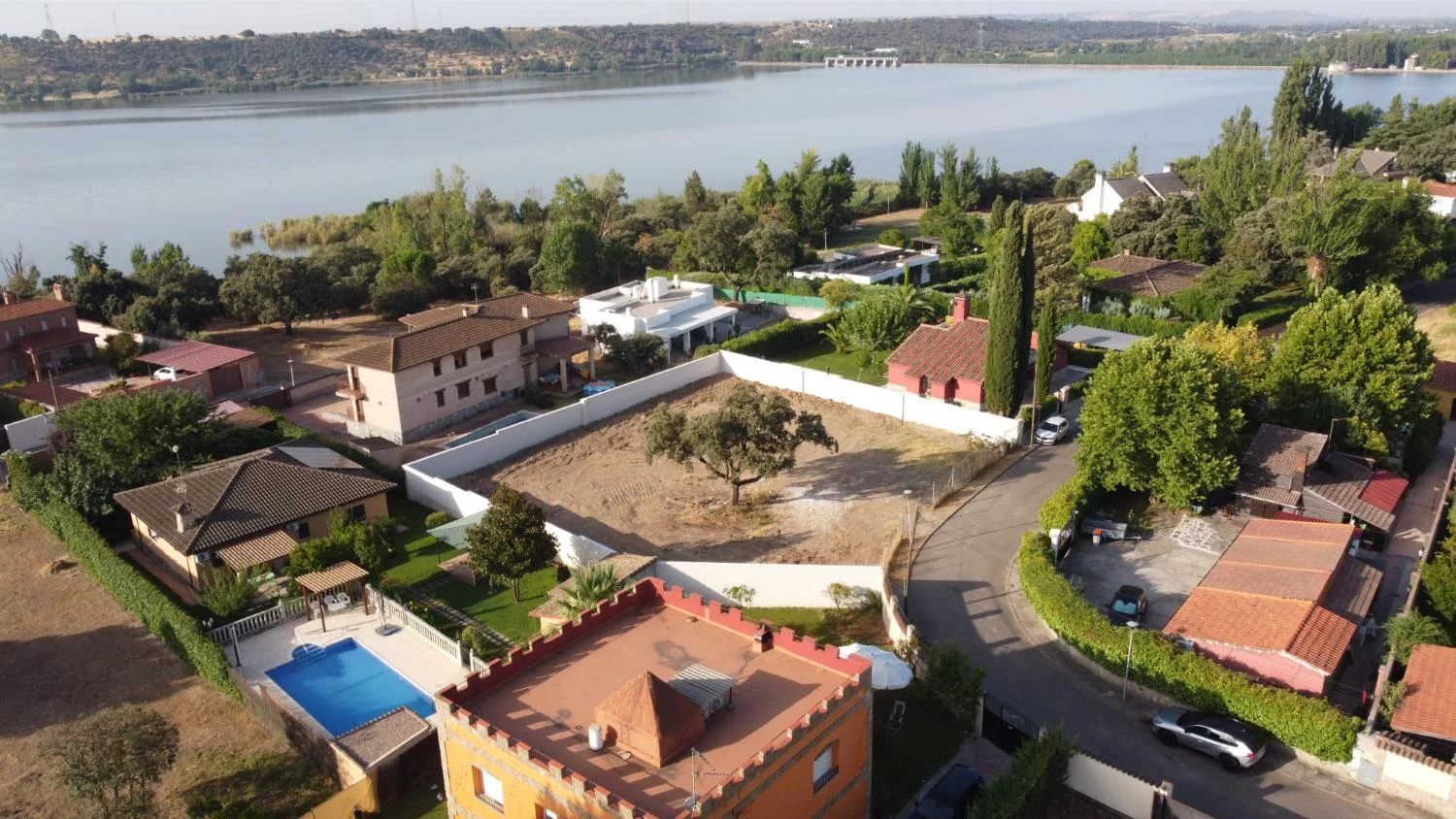 Urban plot near Cazalegas reservoir