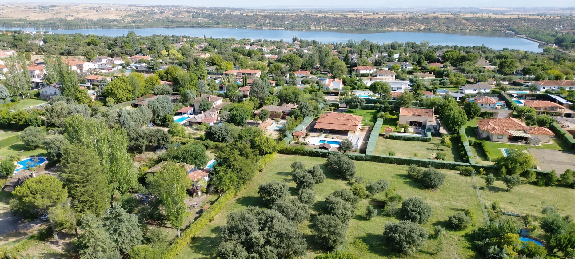 Parcela urbana con encinas centenarias