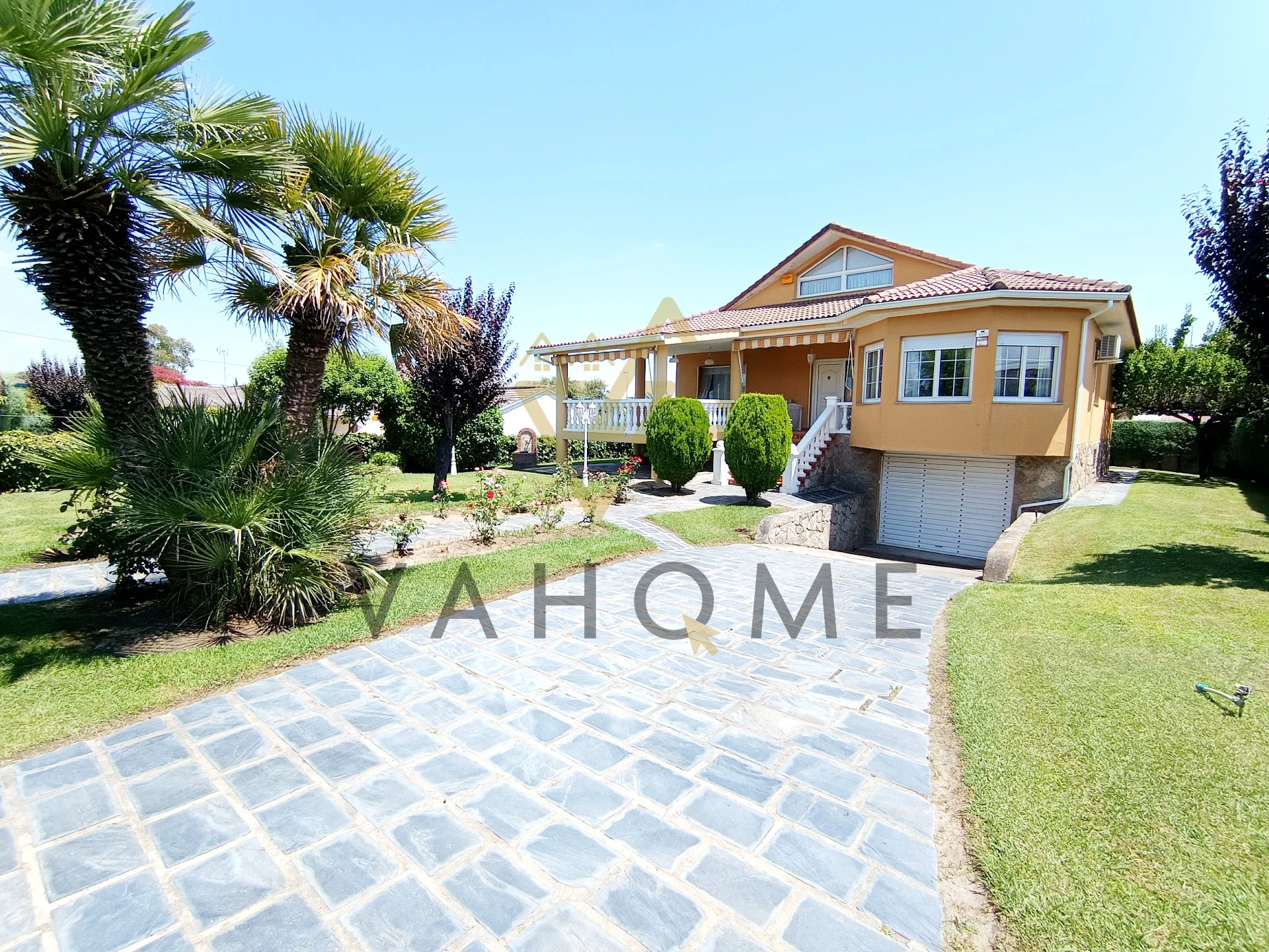 Chalet de seis dormitorios con piscina comunitaria