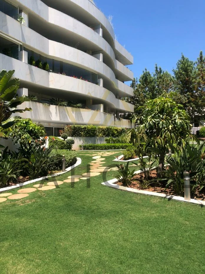 Luxury ground-floor flat near Puerto Banús