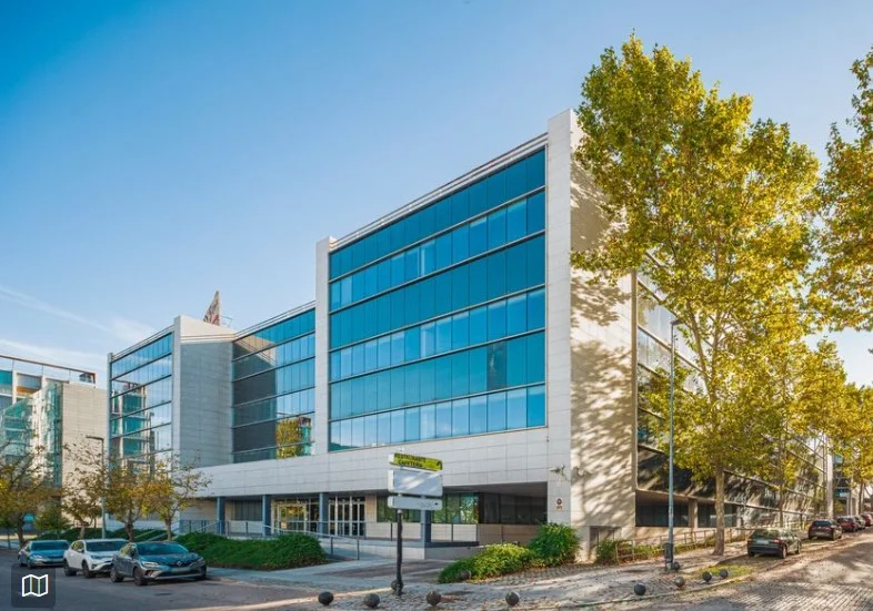 Large office building with 248 spaces