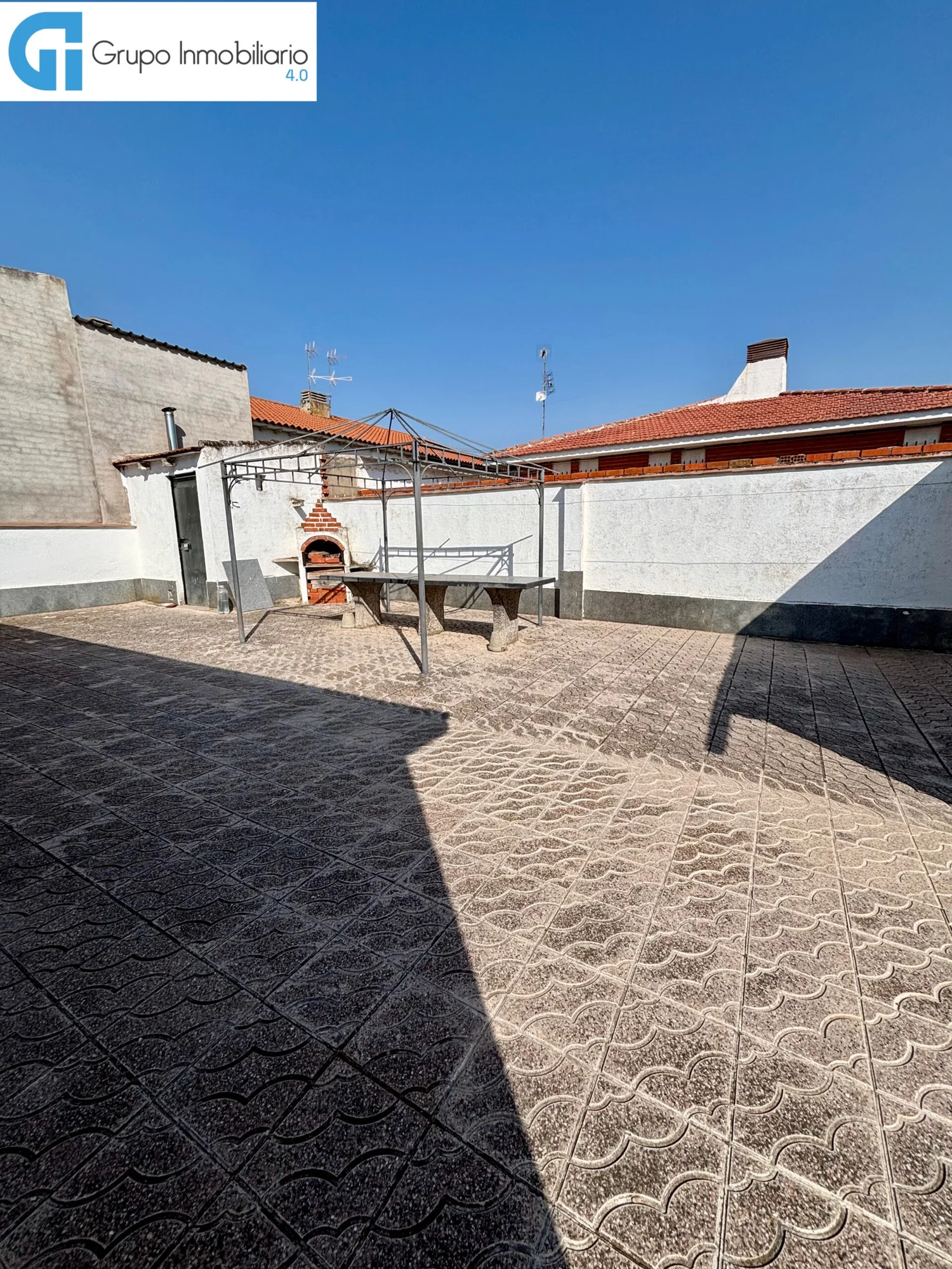 Casa de cuatro dormitorios con patio privado