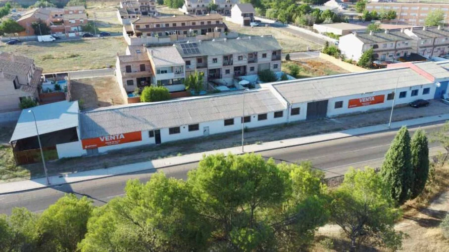 Industrial site with connected warehouses