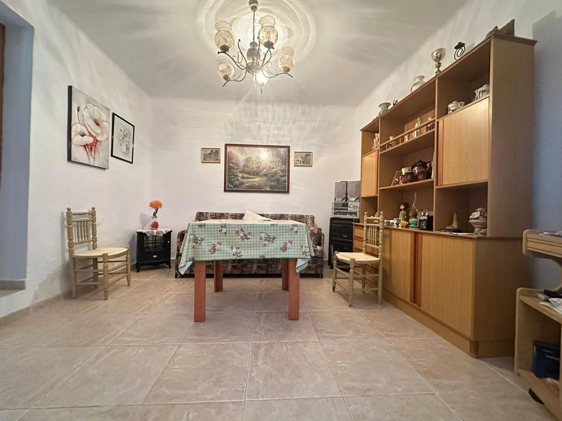 Casa amplia de dos plantas y cuatro dormitorios