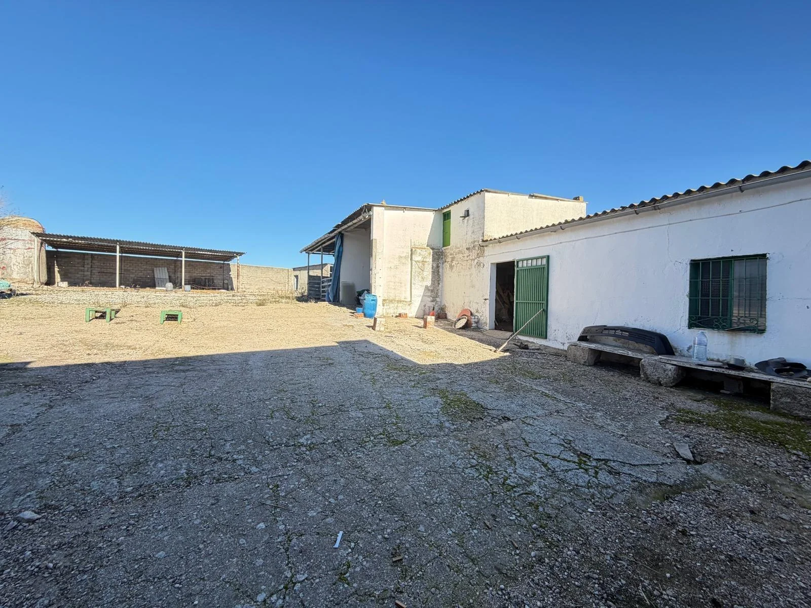 Parcela recreativa vallada con construcciones rurales