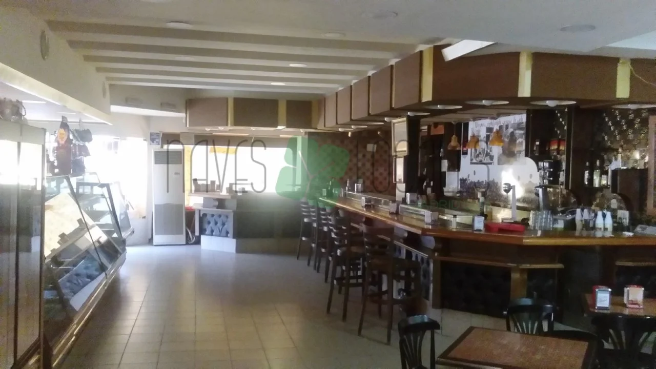Cafetería reformada de 965 m²