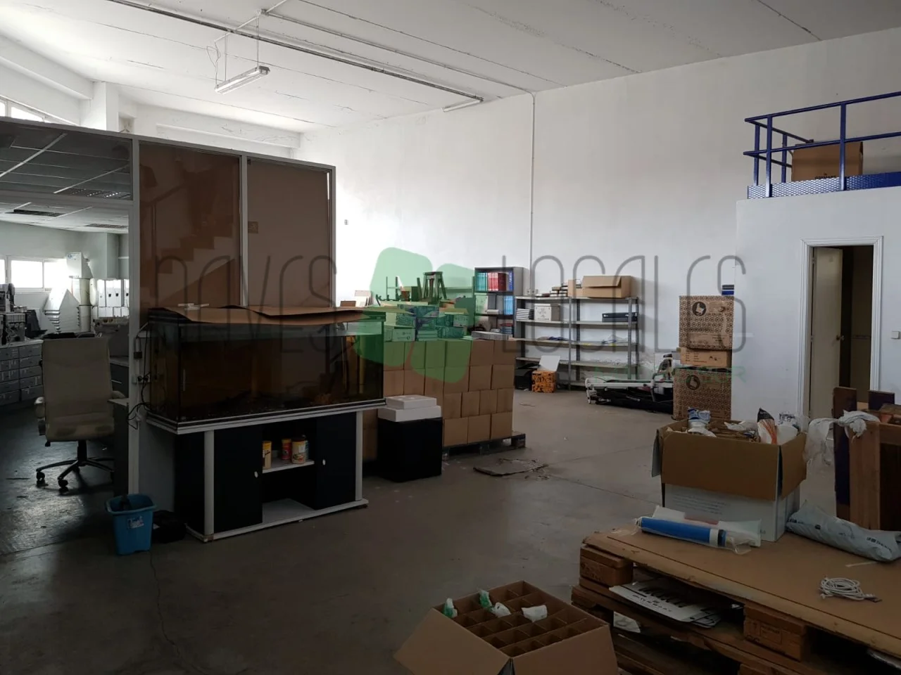 Nave industrial con oficinas equipadas