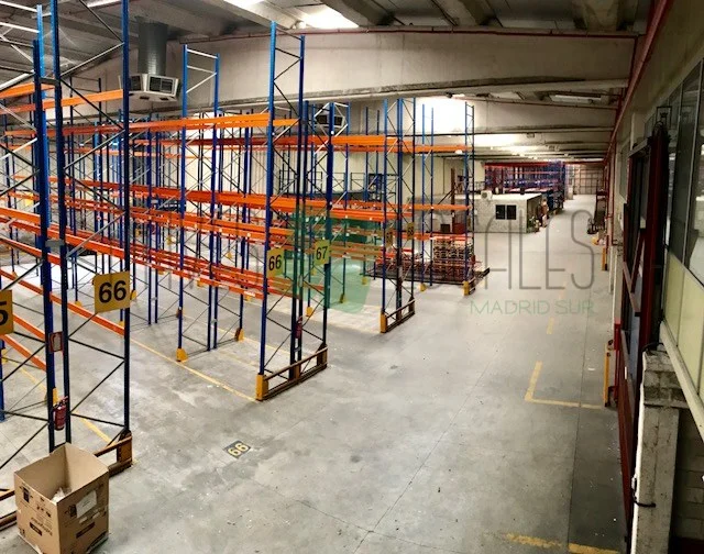 Industrial warehouse with extensive loading capacity