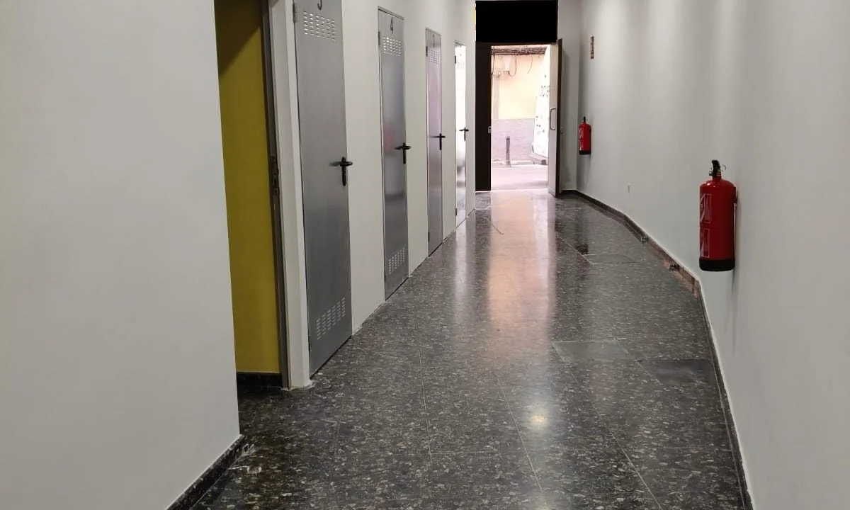 Nave industrial con 20 trasteros