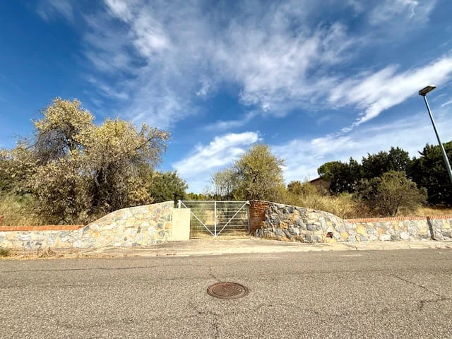 Large La Bastida plot near tennis