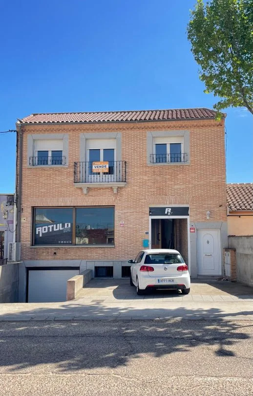 Three-level property near Toledo