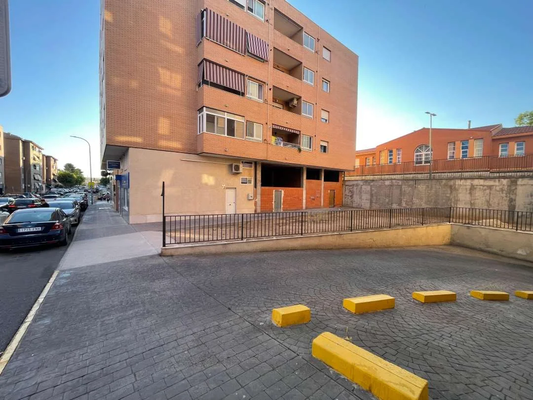 Raw commercial unit in Argés