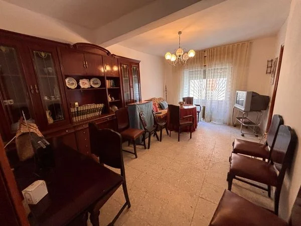 Casa de esquina céntrica con potencial de reforma