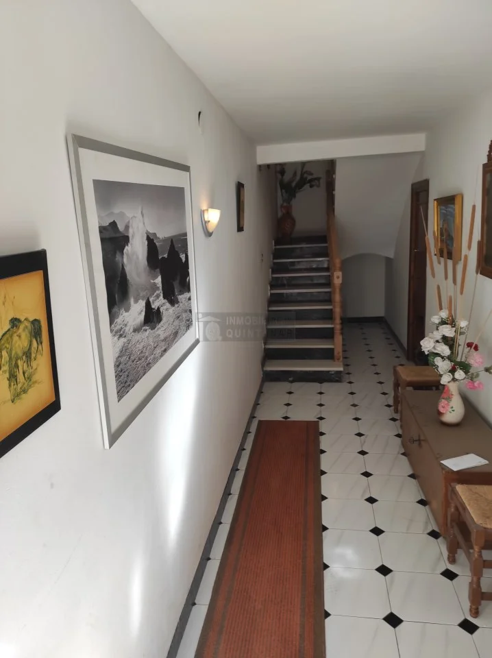 Two-storey house with 329 m²