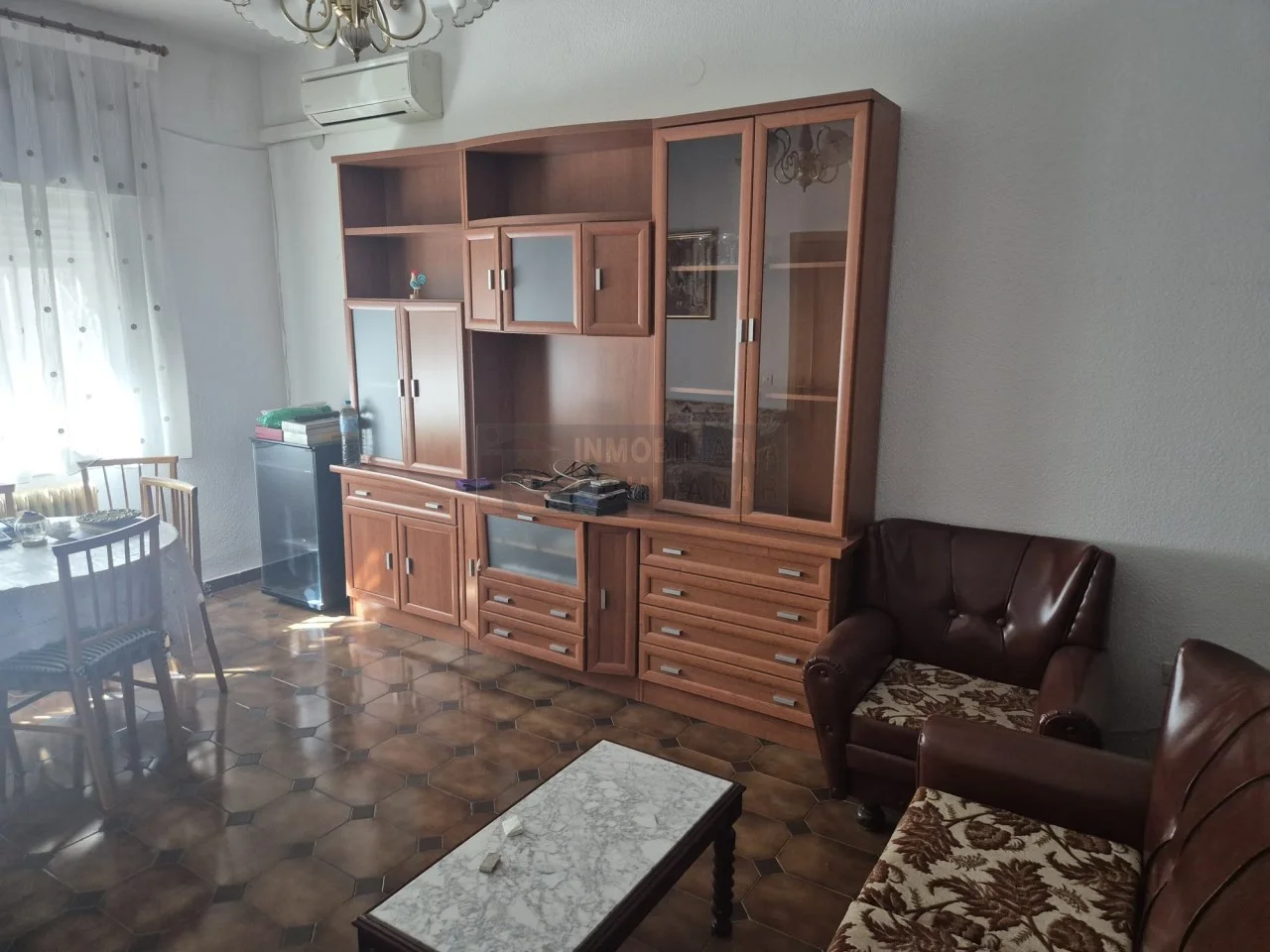 Casa de tres plantas con cuatro dormitorios