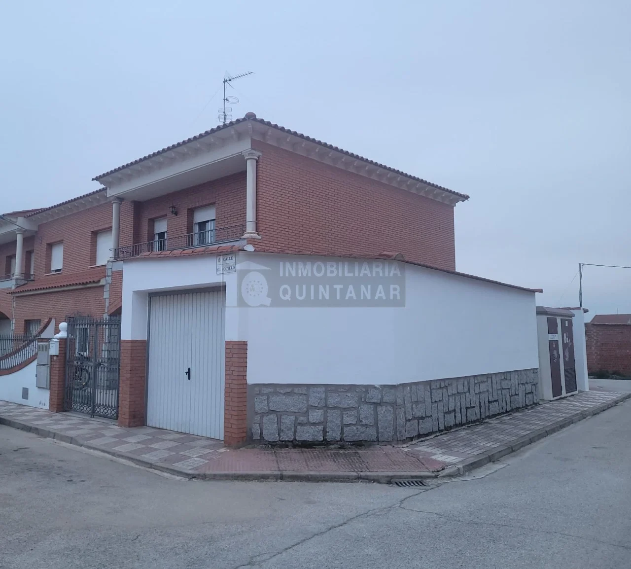 Casa de cinco dormitorios con jardín en Toledo