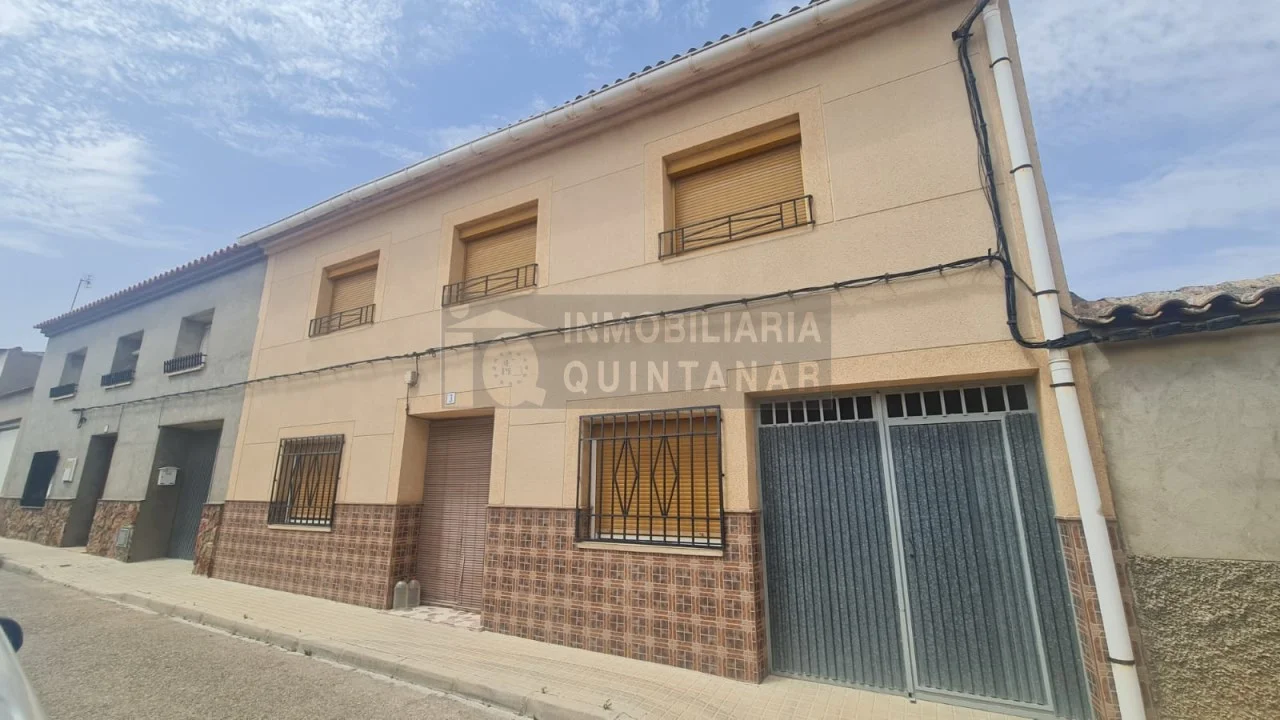 Casa de cinco dormitorios con parcela de 297 m²