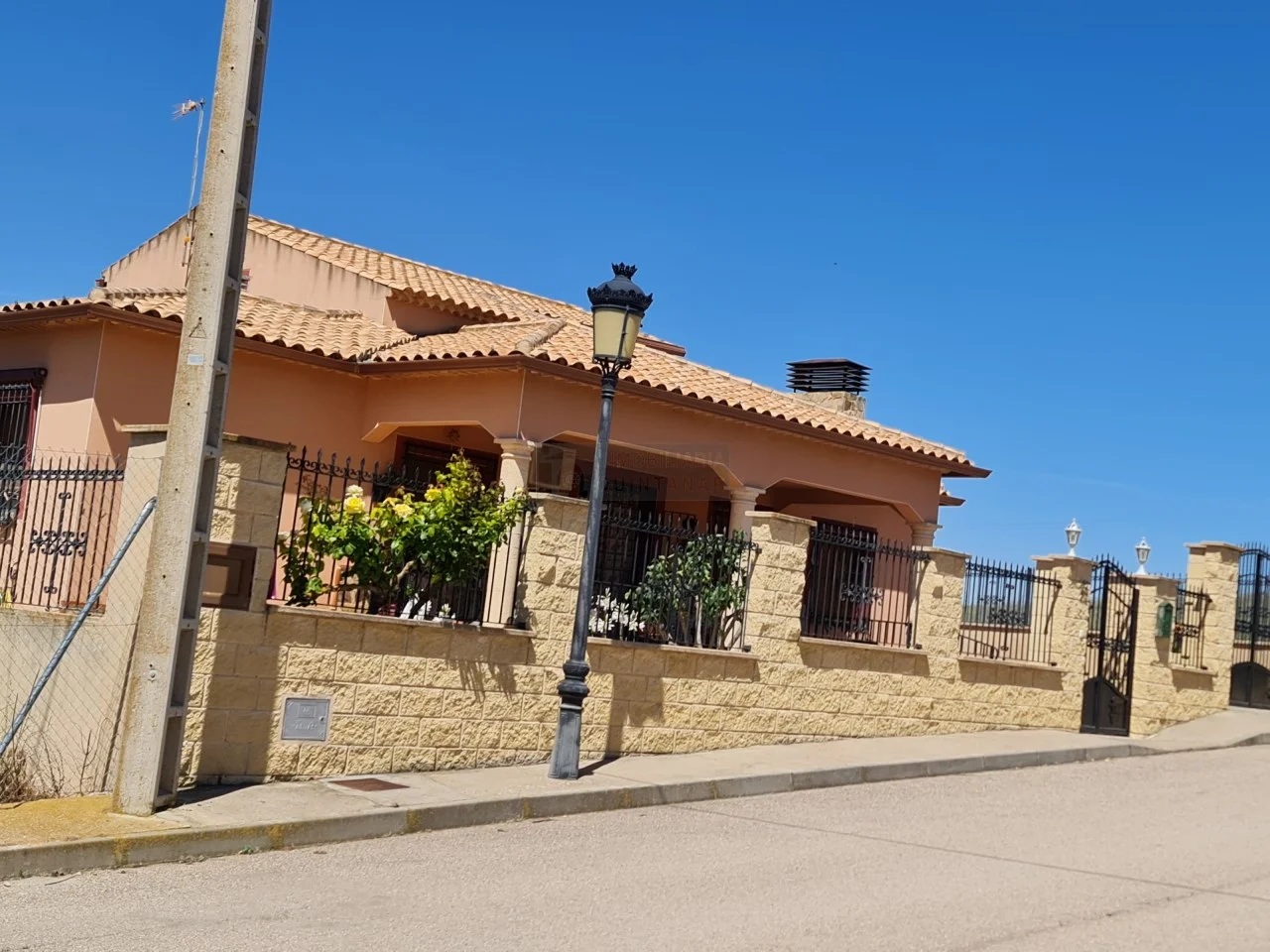 Casa grande con jardines y 6 dormitorios