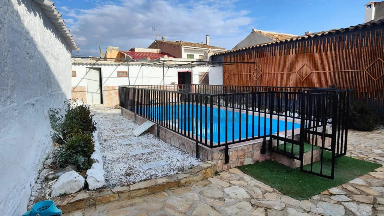 Seven-bedroom duplex with pool in Toledo