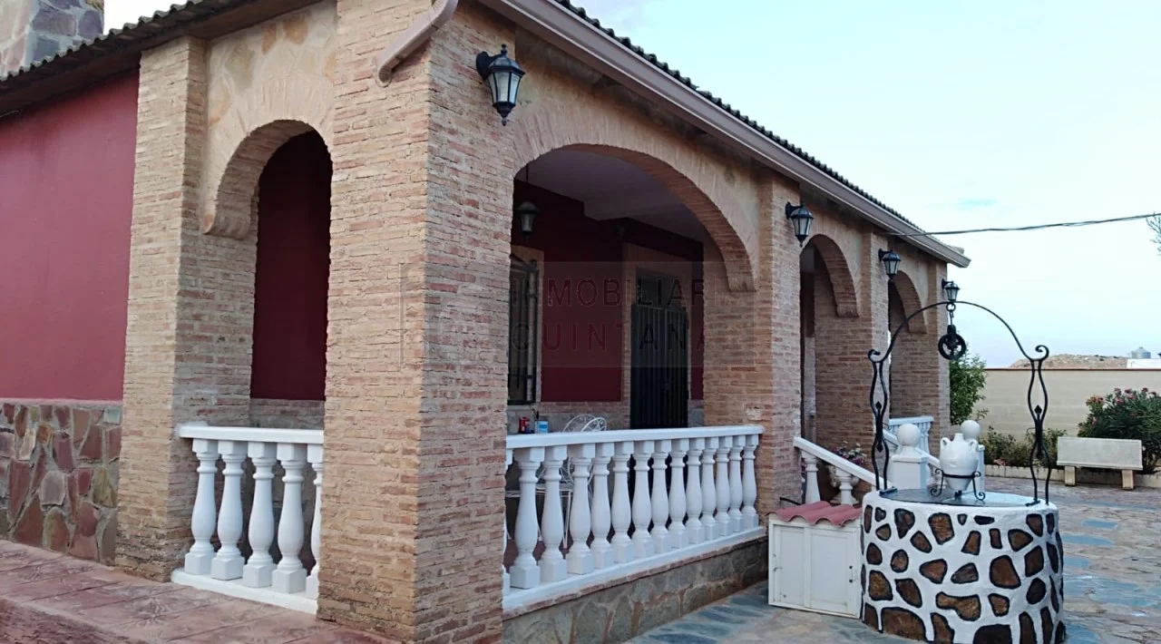 Finca de chalet con vivienda de invitados