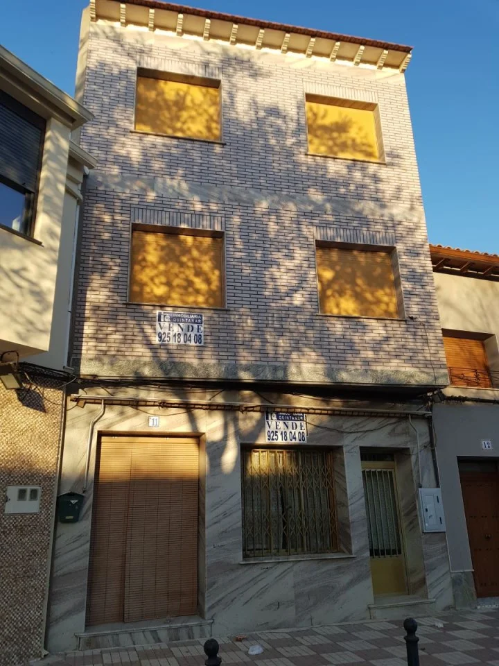 Edificio mixto con cuatro dormitorios