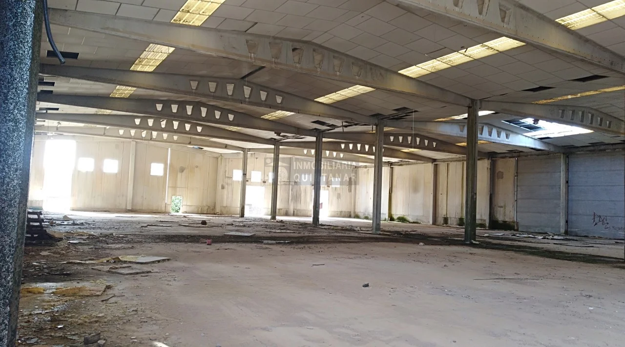 Nave industrial con parcela de 3.200 m²
