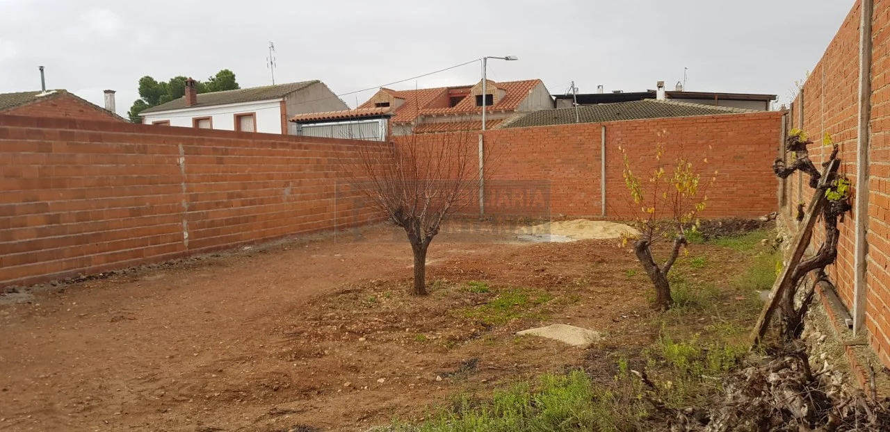 Urban plot with two-street frontage