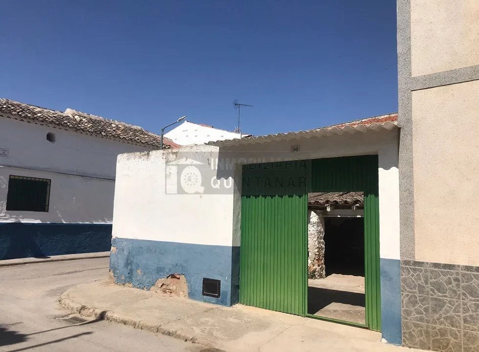 Corner plot with utilities, 62 m²