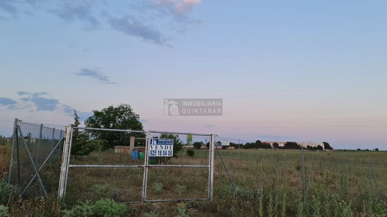 Large fenced plot near Quintanar