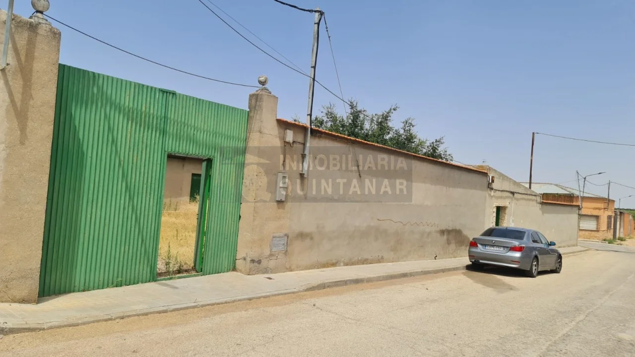 Parcela urbana con cuatro naves