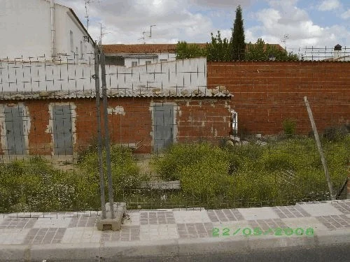 Parcela urbana residencial de 180 m²