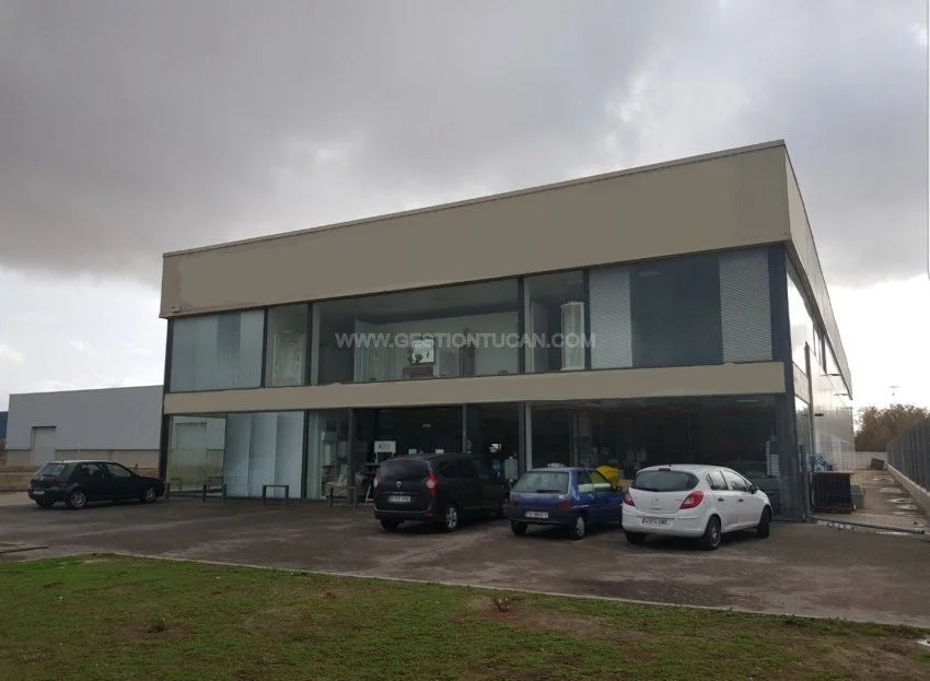 Nave comercial con fachada a carretera