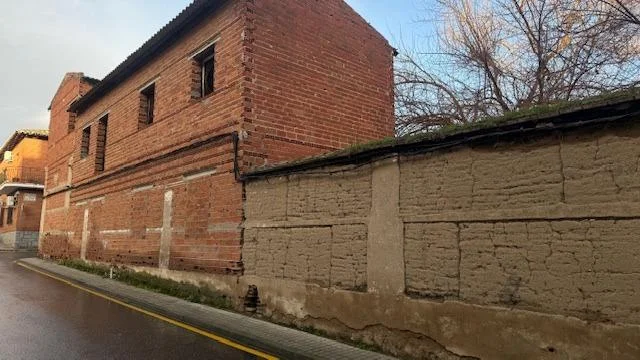 Parcela urbana en Bargas con construcción existente