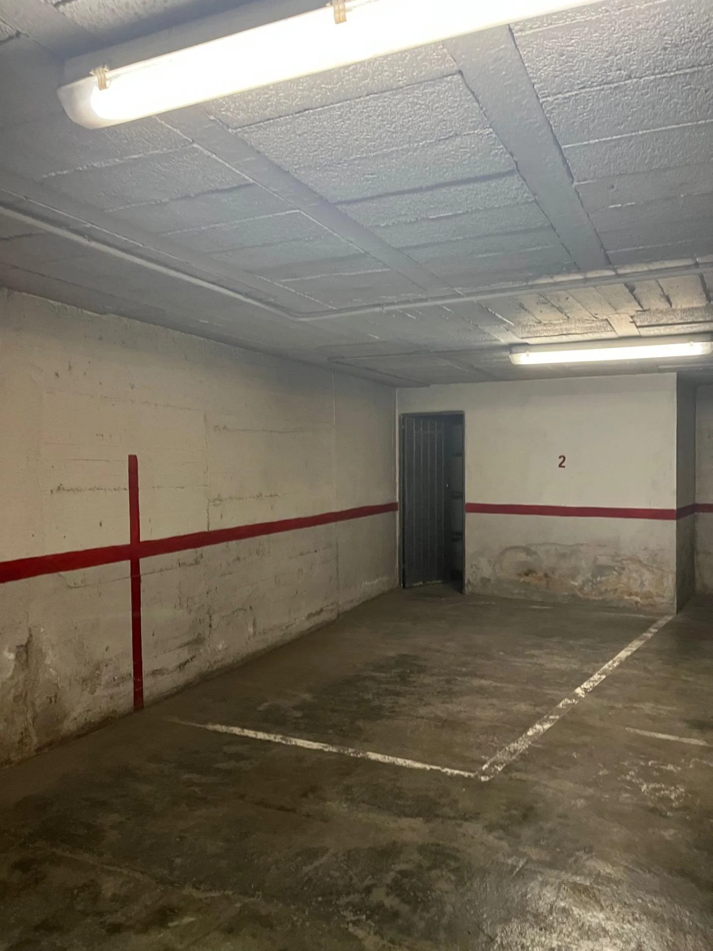 Centre parking with storage room