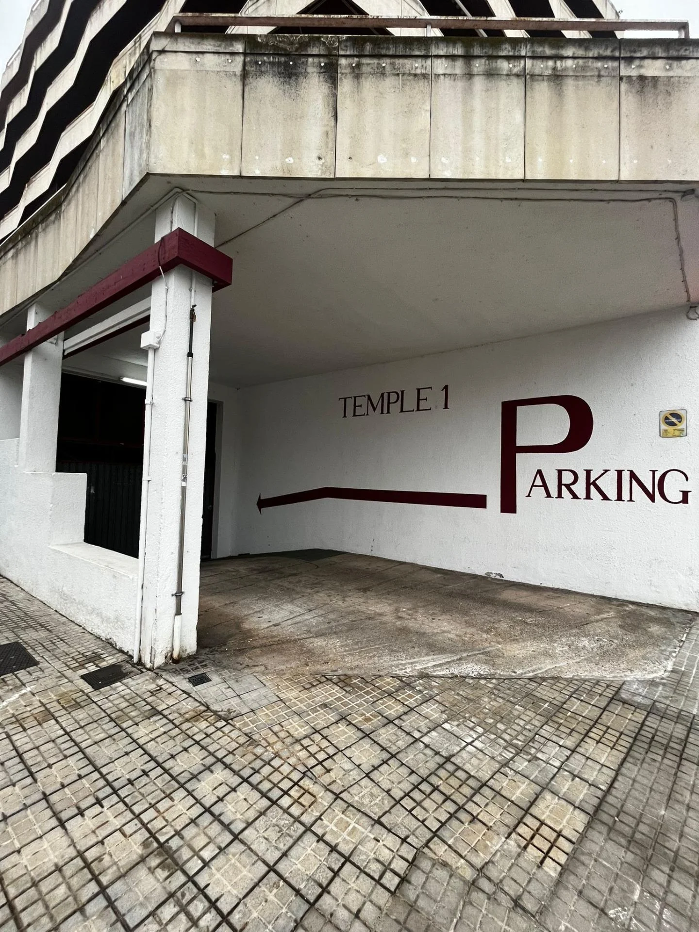 Spacious Temple parking space, 20 m²