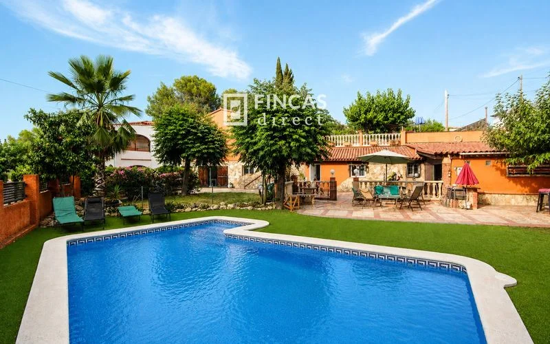 Private-pool villa with 1,055 m² plot