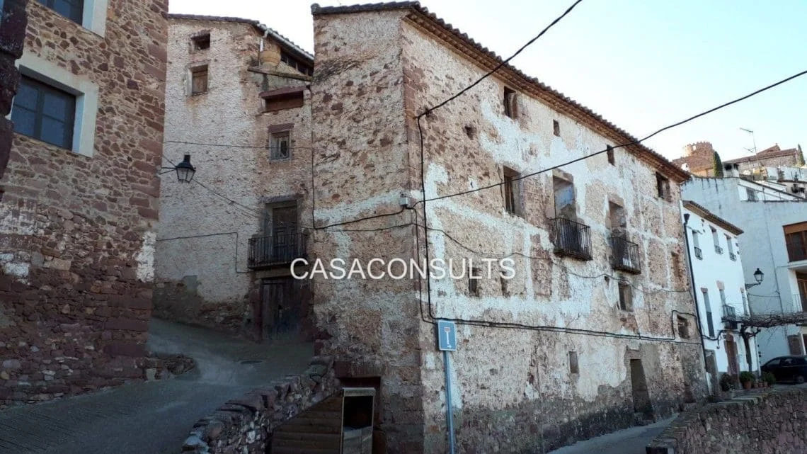 Historic centre house with restoration potential