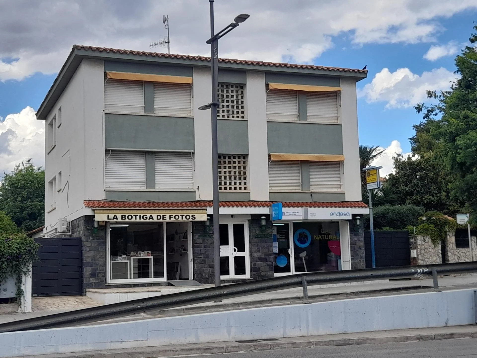 Edificio de cuatro oficinas en Segur de Calafell