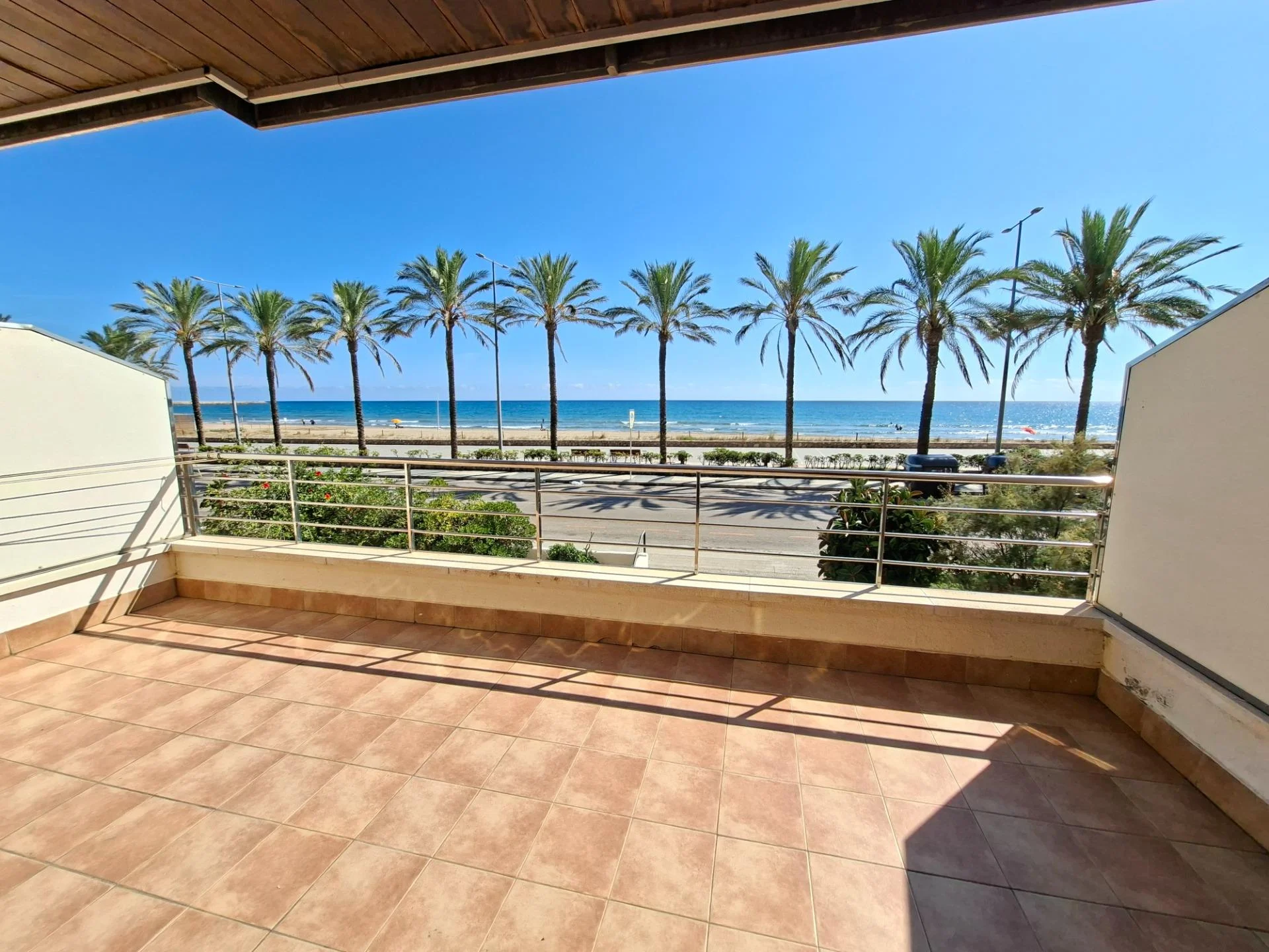 Piso costero con terraza y piscina