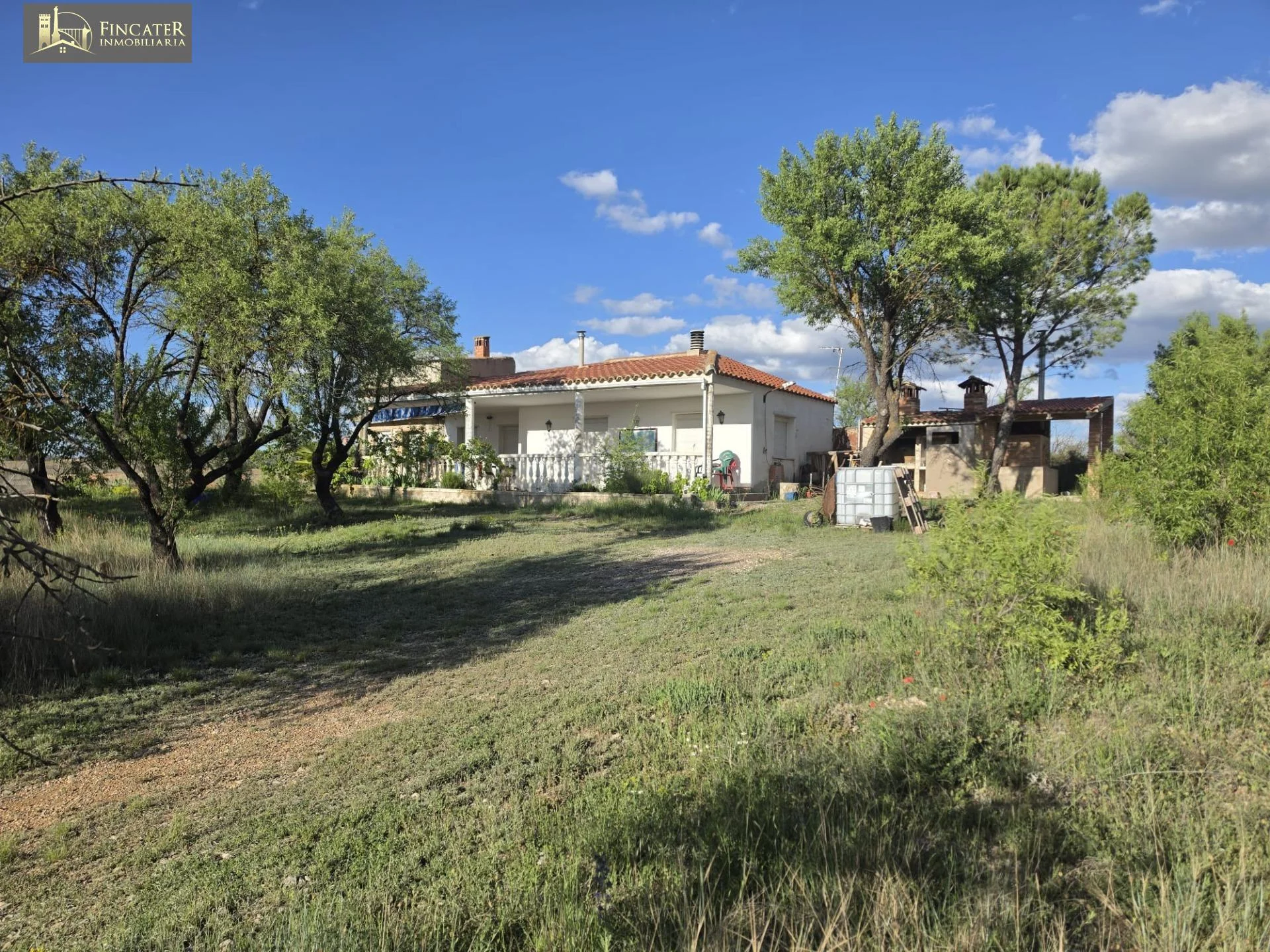 Parcela rural en Teruel con edificaciones