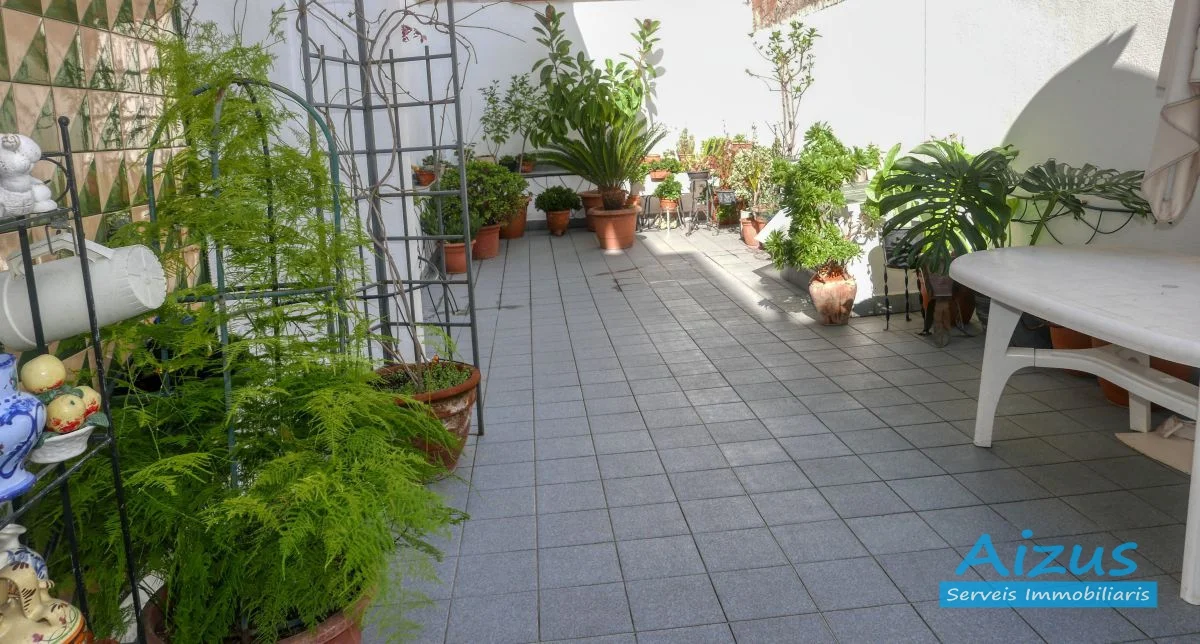 Reformed Ripollet house with commercial space