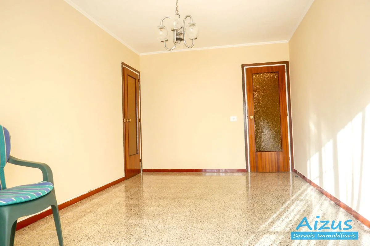 Spacious four-bedroom flat in Ripollet