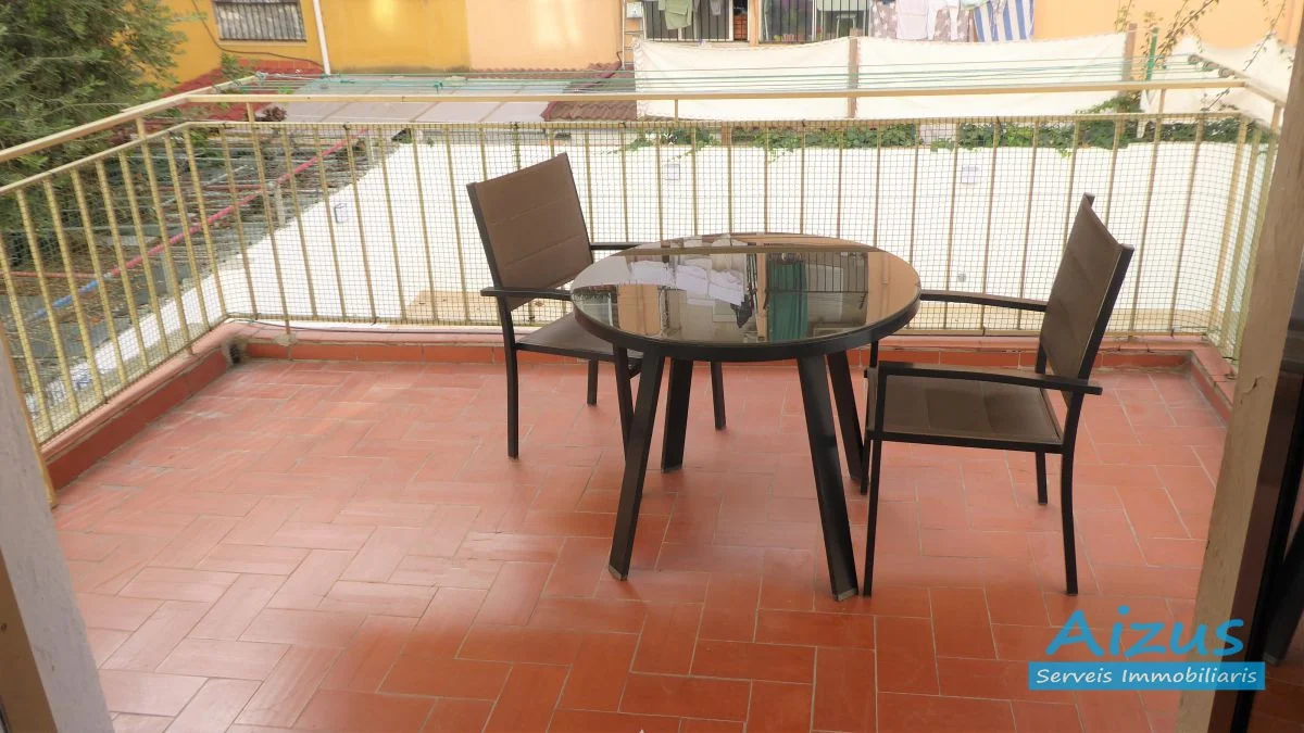 Immaculate three-bedroom flat with terrace