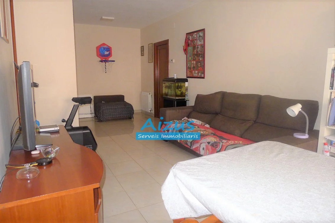 Two-level Ripollet flat, three bedrooms