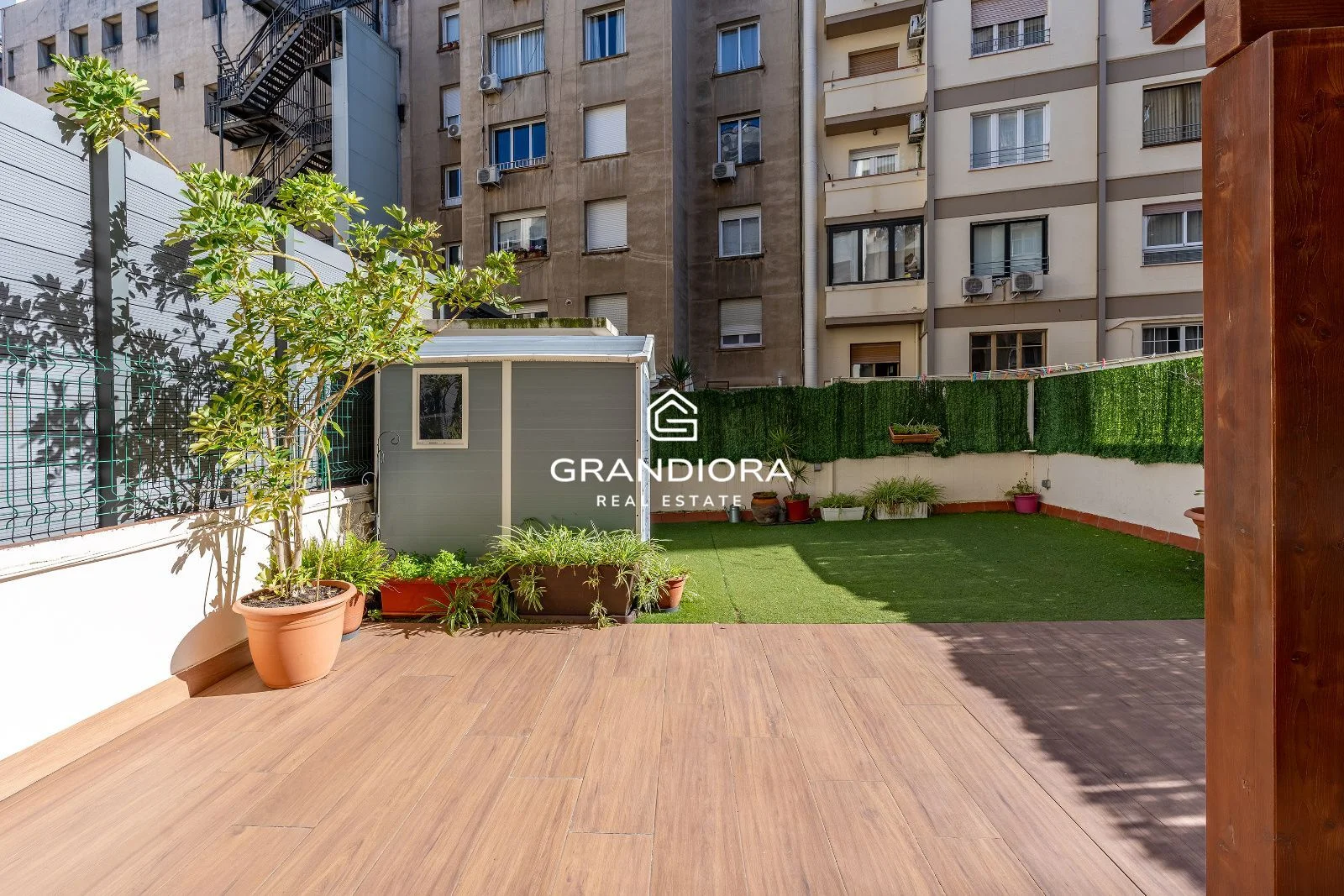 Piso reformado en Eixample con jardín privado