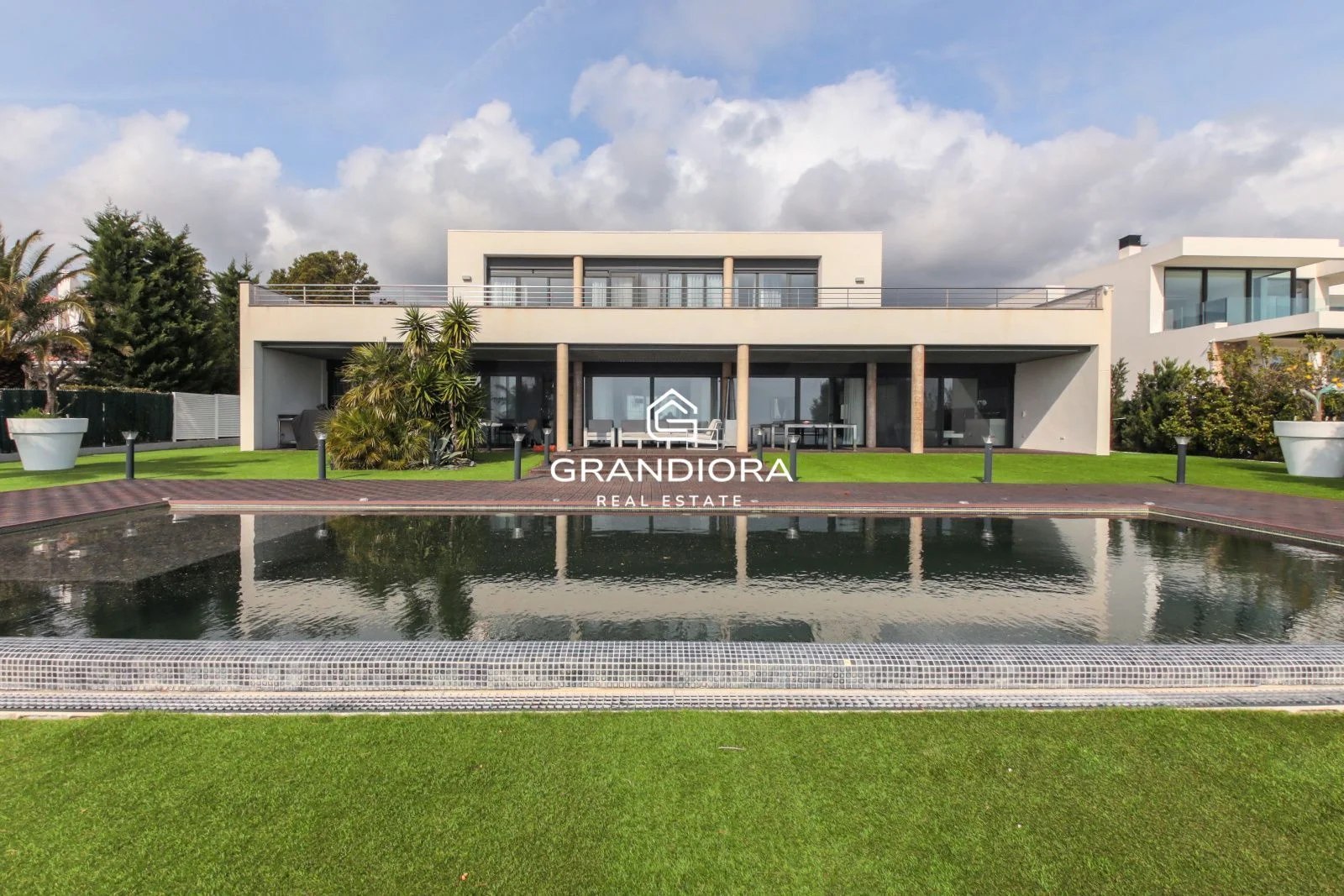 Sea-view chalet with 546 m²