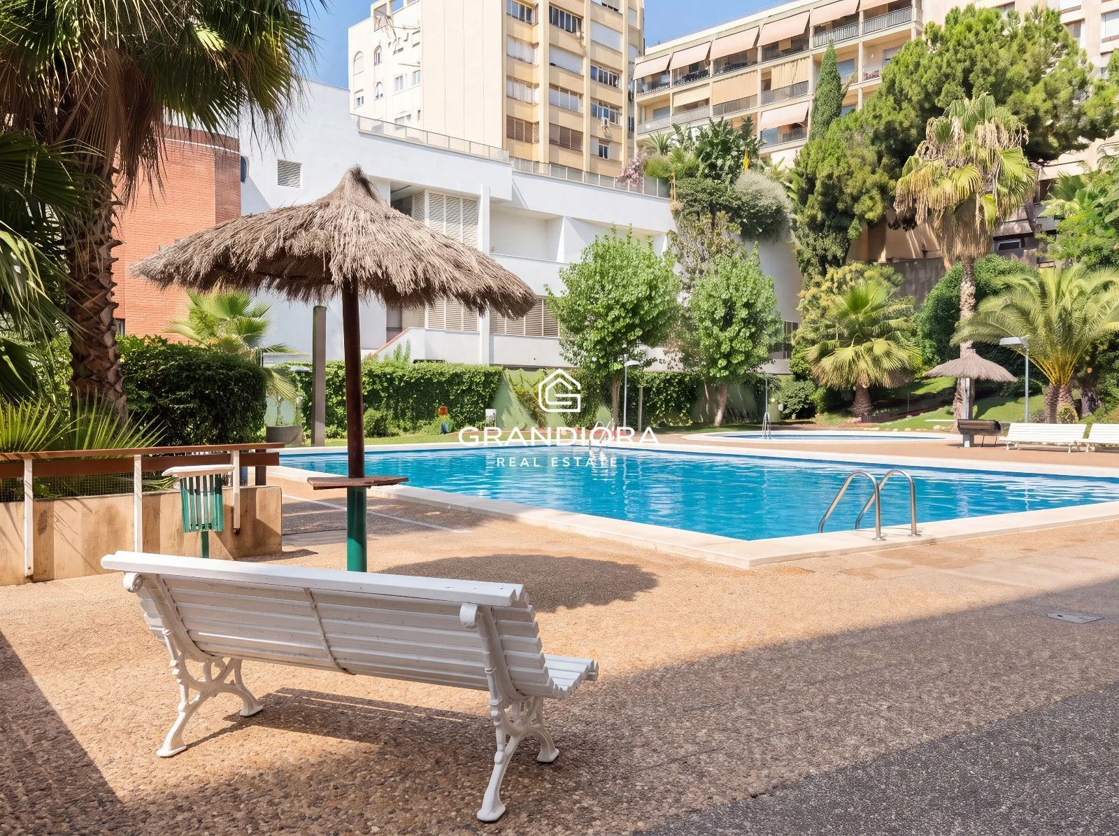 Piso reformado en Barcelona con piscina comunitaria