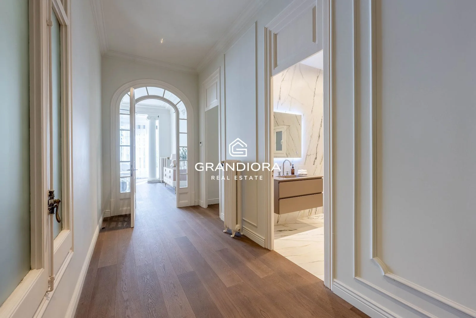 Renovated Eixample flat with terraces