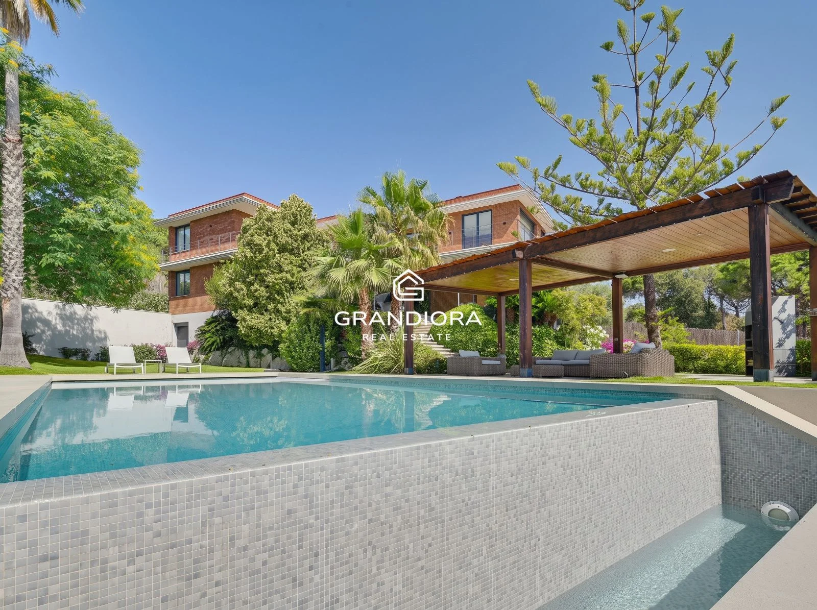 Villa de lujo con vistas al mar y piscina