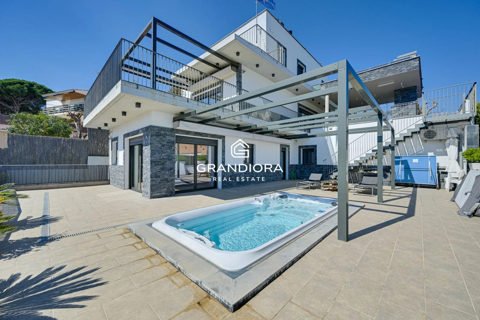 Villa costera de obra nueva con vistas al mar
